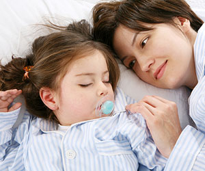 ребенок спит с родителями