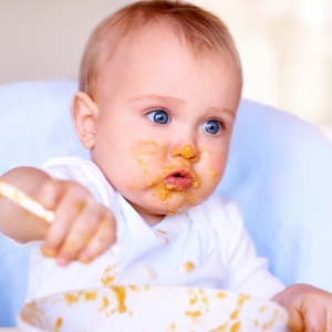 когда ребенок самостоятельно ест ложкой