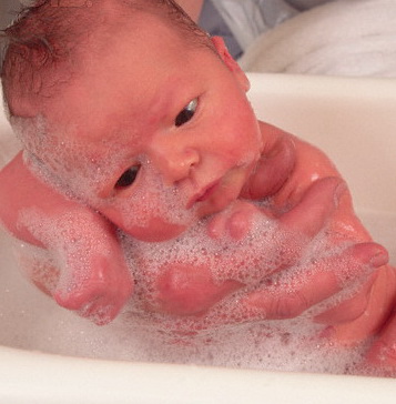 Уход за кожей новорожденного после купания 