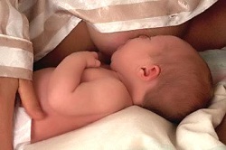 мама годує дитину